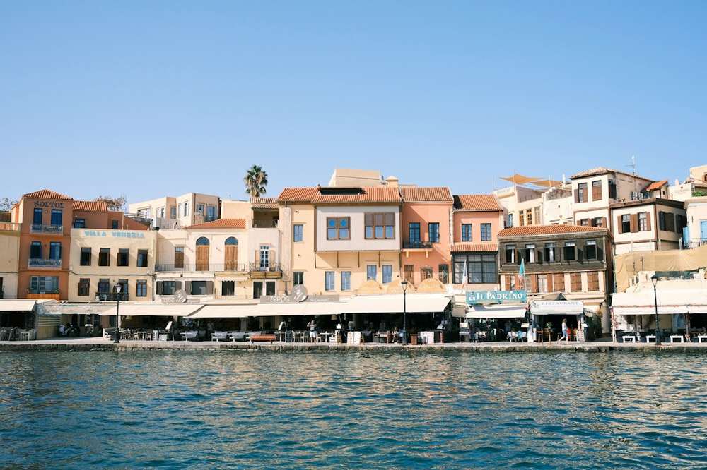 Kleurrijke gevels aan de oude haven van Chania, Kreta