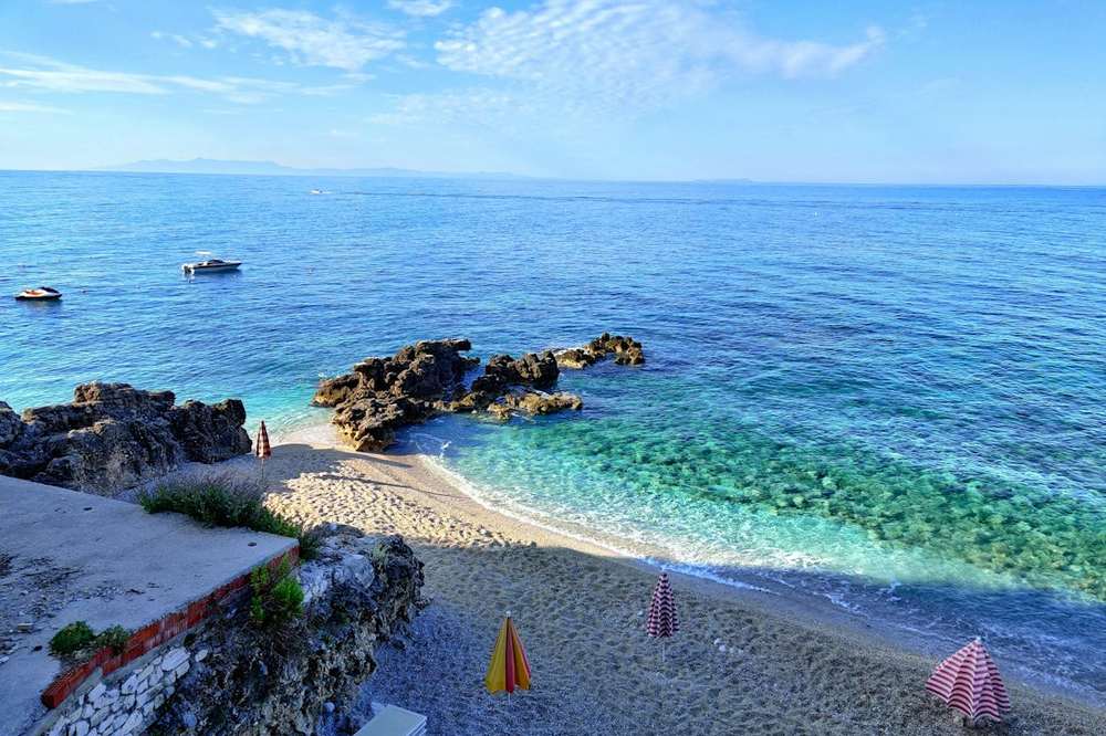 Turquoise water en rotsen aan het strand van Dhërmi, Albanese Rivièra