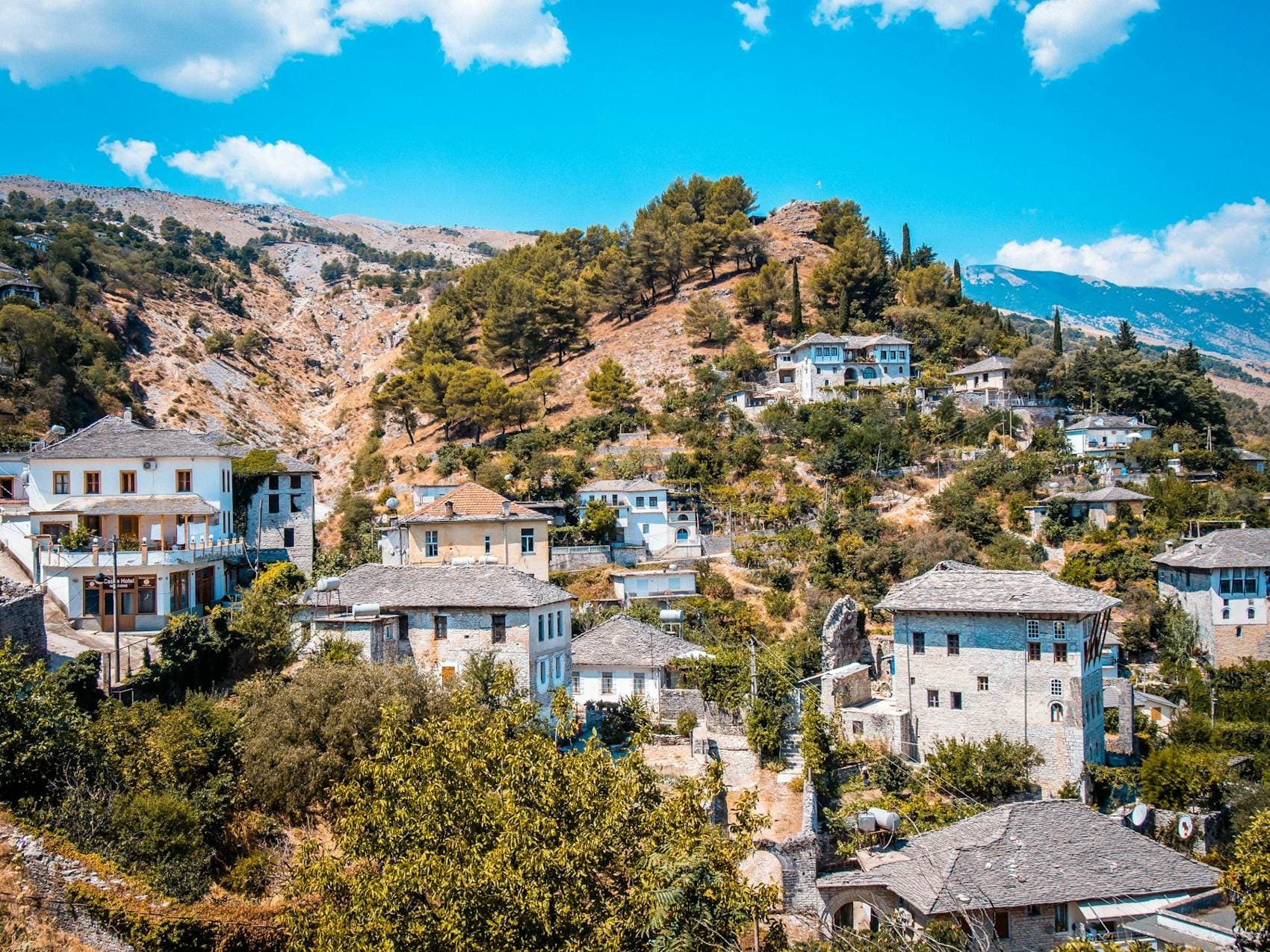 Gjirokastër: stenen torenhuizen tegen de groene helling