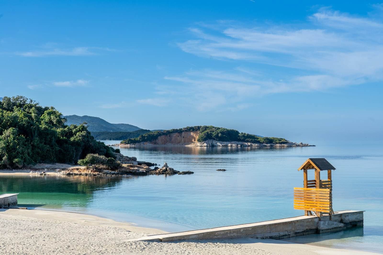 Rustig strand met strandwachtpost in Ksamil