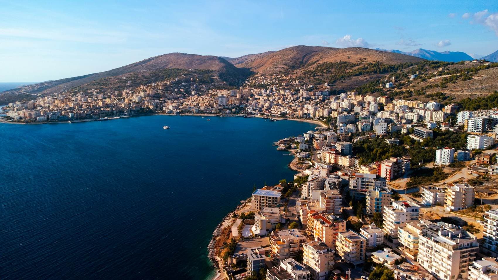 Luchtfoto van de baai van Sarandë met de stad langs het water